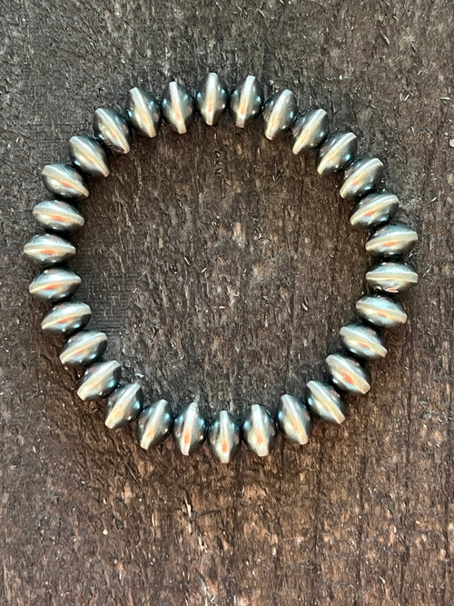 Handcrafted Vinita Cowboy Handcrafted Sterling Silver Stretch 8mm Saucer Pearl Bracelet