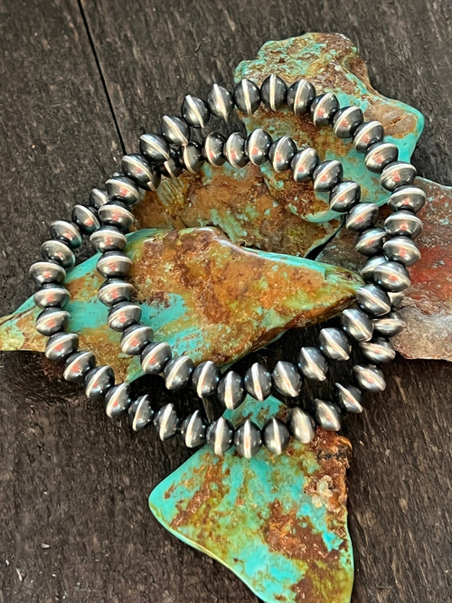 Vinita Cowboy Handcrafted Sterling Silver 6.8mm Saucer Pearl Stretch Bracelet