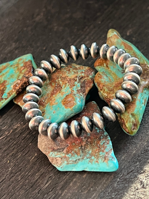 Handcrafted Vinita Cowboy Handcrafted Sterling Silver Stretch 8mm Saucer Pearl Bracelet