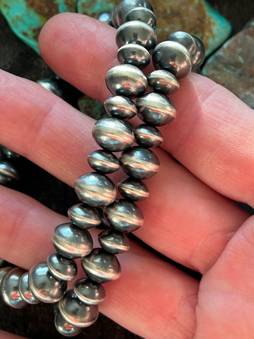 Handcrafted Vinita Cowboy Handcrafted Sterling Silver Stretch 6mm to 12.5mm Beaded Bracelet