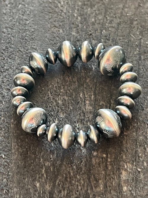 Vinita Cowboy Handmade Sterling Silver 6mm to 15mm Saucer Bead Stretch Bracelet