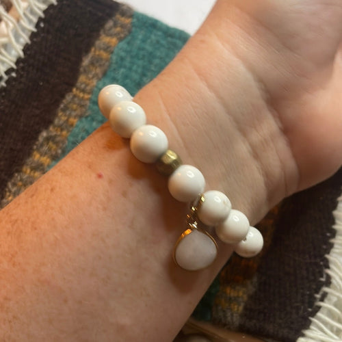 Handmade Recycled White Glass Beaded Stretch Bracelet WHITE HOWLITE