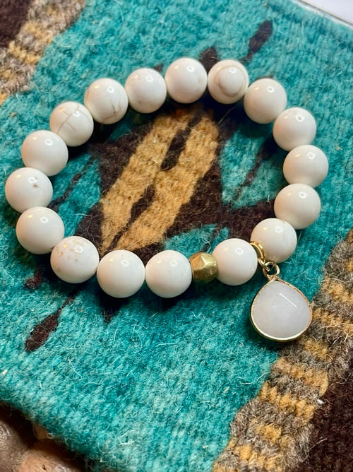 Handmade Recycled White Glass Beaded Stretch Bracelet WHITE HOWLITE