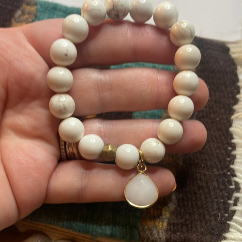 Handmade Recycled White Glass Beaded Stretch Bracelet WHITE HOWLITE